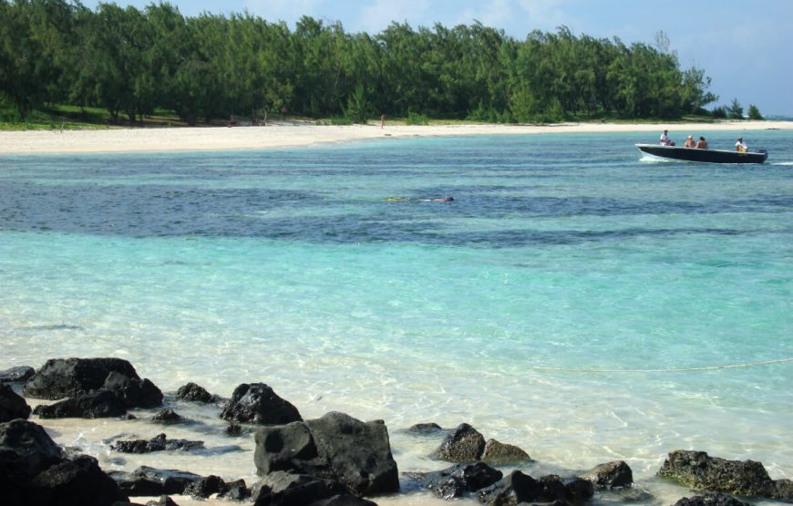 Ile Aux Cerfs speed boat summer vacation trips