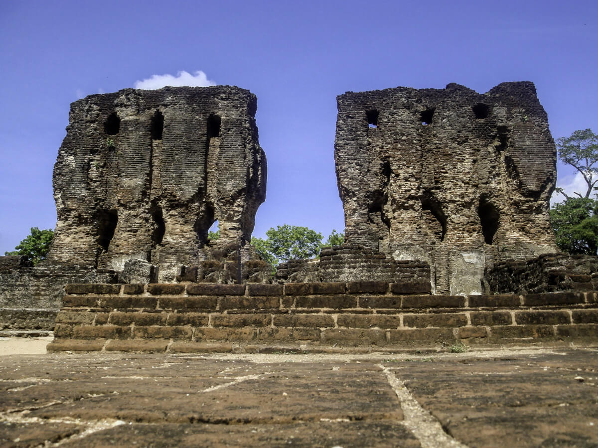 old ruined buildings in sri lanka